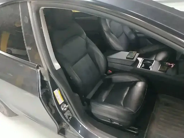 Tesla Model 3 — Фото автомобиля 24