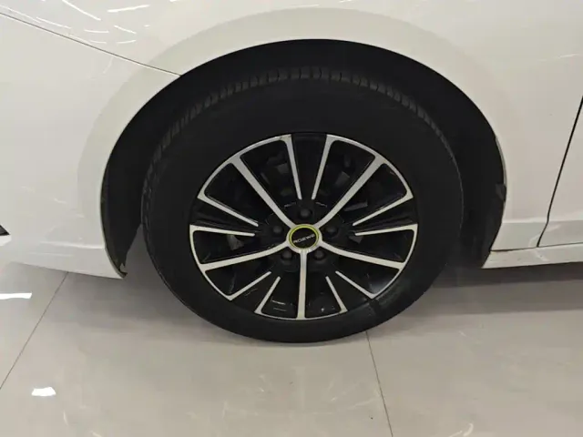 Roewe i5 — Фото автомобиля 22