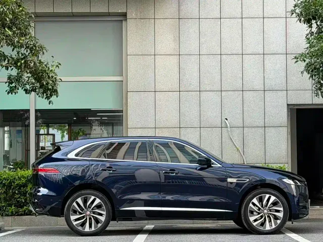 Jaguar F-Pace — Фото автомобиля 3