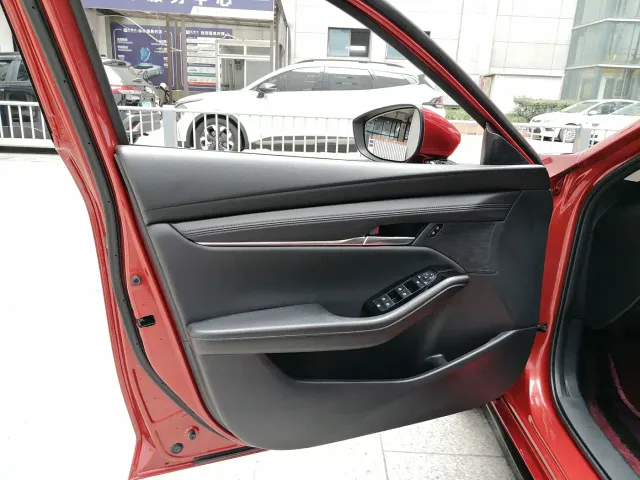 Mazda Axela — Фото автомобиля 12