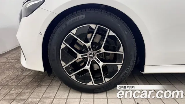 Mercedes-Benz E-Class — Фото автомобиля 5