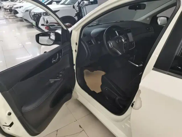 Nissan Tiida — Фото автомобиля 15