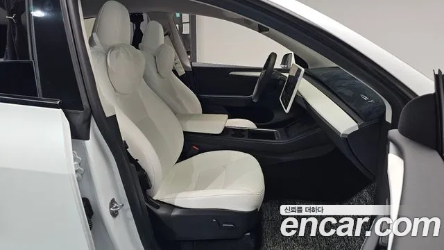 Tesla Model Y — Фото автомобиля 15