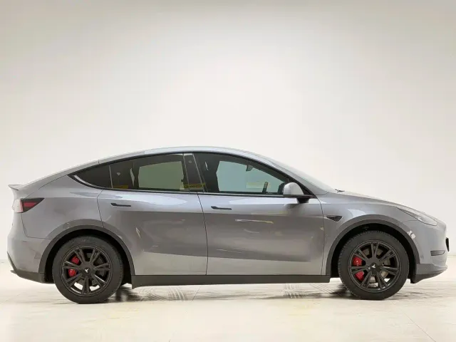 Tesla Model Y — Фото автомобиля 5