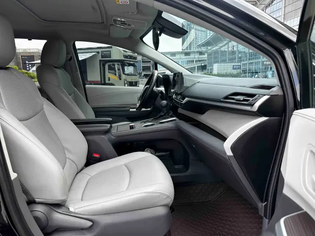 Toyota Sienna — Фото автомобиля 12