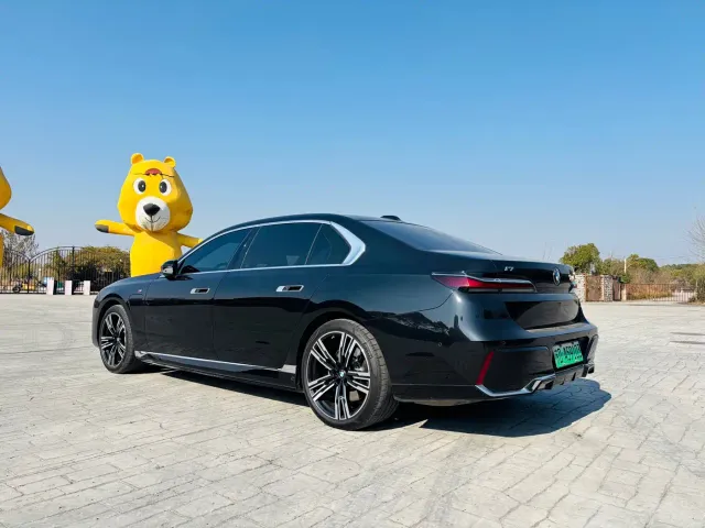 BMW i7 — Фото автомобиля 4