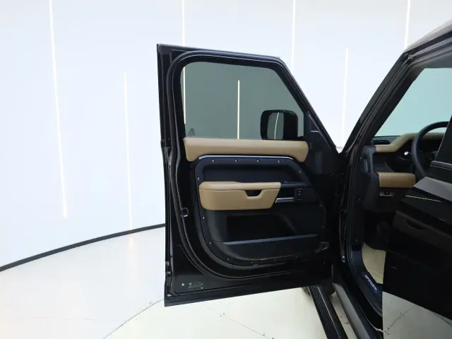 Land Rover Defender — Фото автомобиля 7