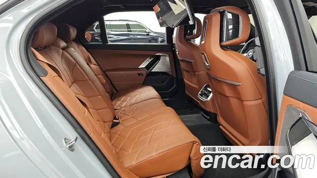 BMW 7-Series 7 серия (G70) 740i xDrive M Sport — Фото автомобиля 12