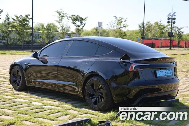 Tesla Model 3 — Фото автомобиля 2