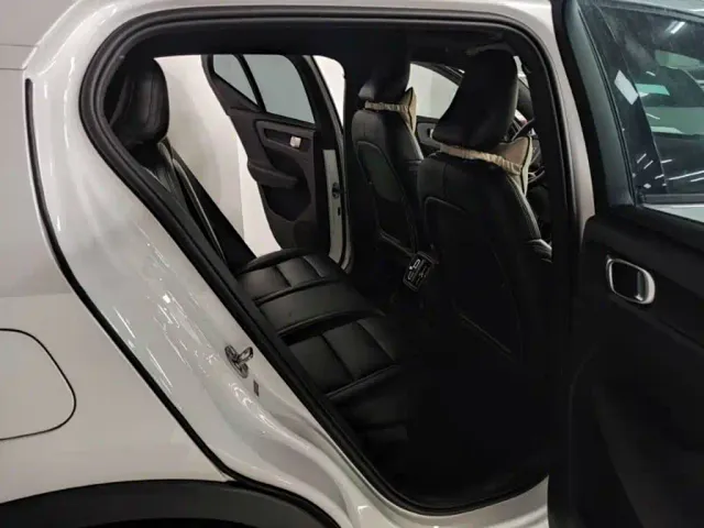 Volvo XC40 — Фото автомобиля 11