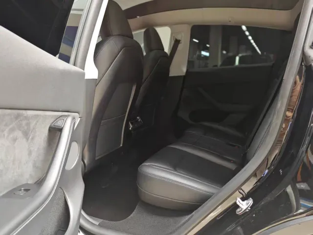 Tesla Model Y — Фото автомобиля 8