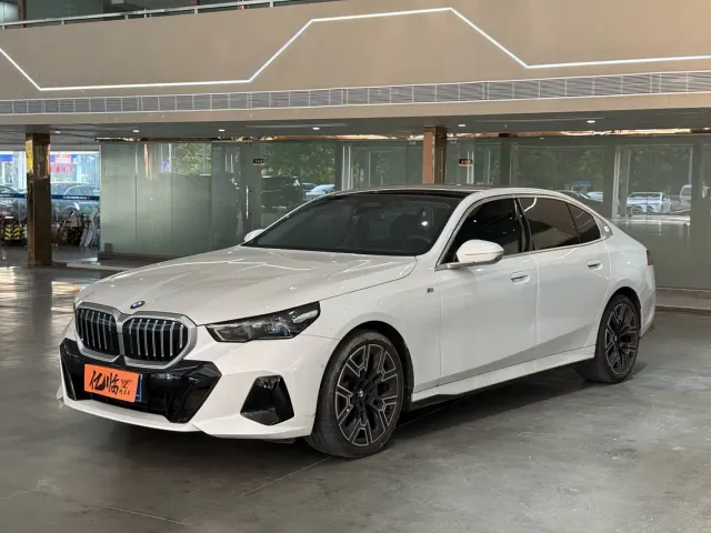 Фотография автомобиля — BMW 5 Series