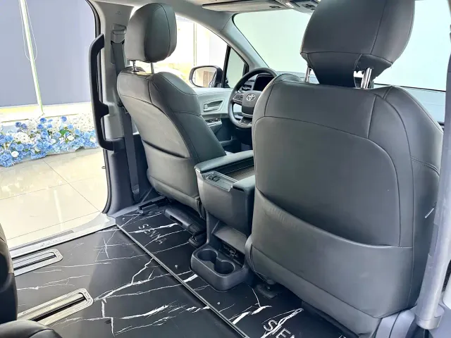 Toyota Sienna — Фото автомобиля 12