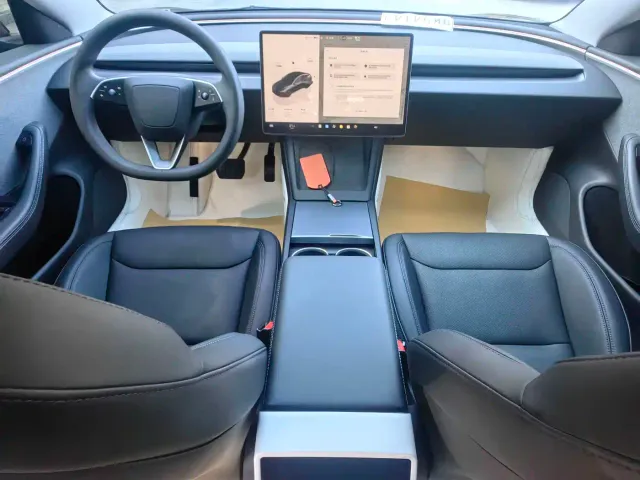 Tesla Model 3 — Фото автомобиля 3