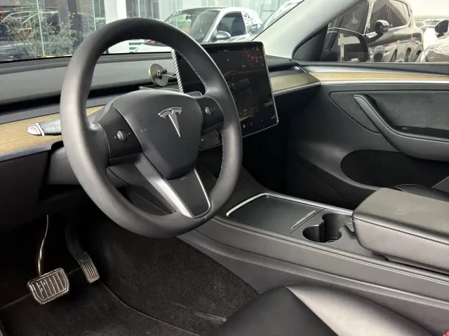 Tesla Model Y — Фото автомобиля 5