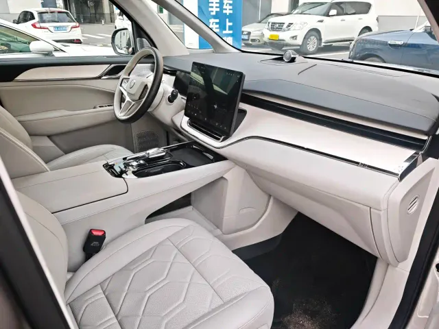 Volvo EM90 — Фото автомобиля 7