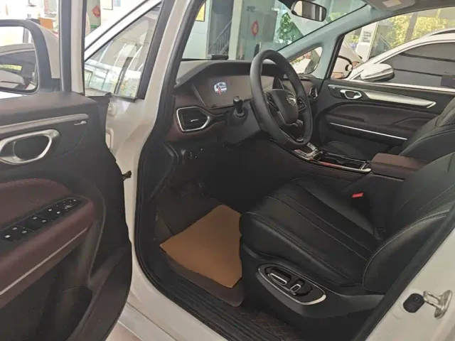 GAC Trumpchi M6 — Фото автомобиля 15