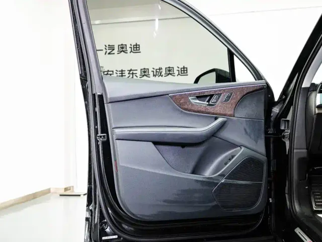 Audi Q7 — Фото автомобиля 7