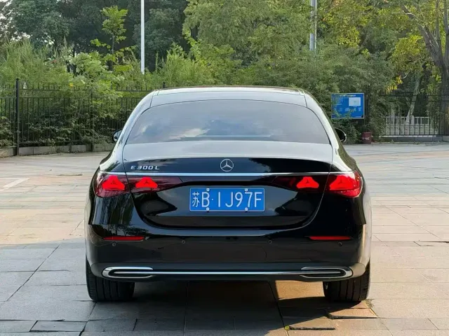 Mercedes-Benz E-Class — Фото автомобиля 4