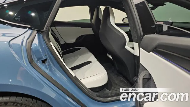 Tesla Model S — Фото автомобиля 17