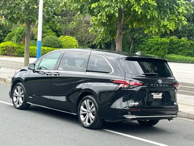 Toyota Sienna — Фото автомобиля 4