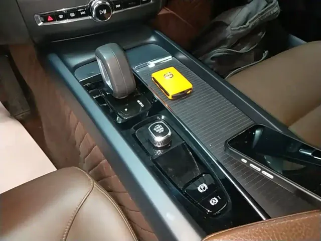 Volvo XC60 — Фото автомобиля 13