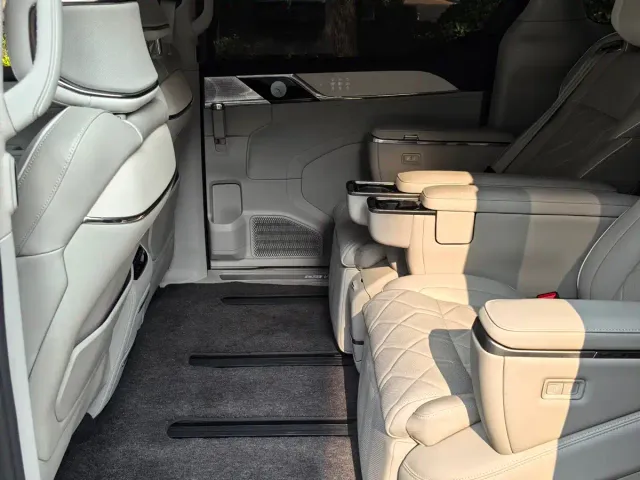 Volvo EM90 — Фото автомобиля 3