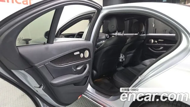 Mercedes-Benz E-Class — Фото автомобиля 21