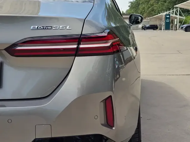 BMW i5 — Фото автомобиля 25
