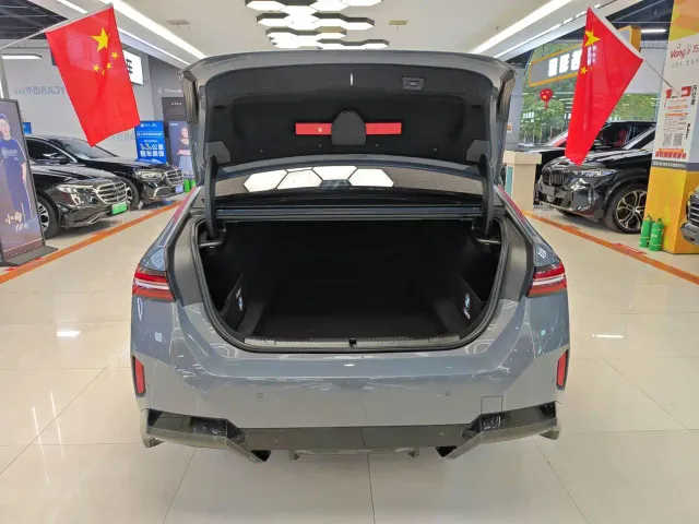 BMW 5 Series — Фото автомобиля 10