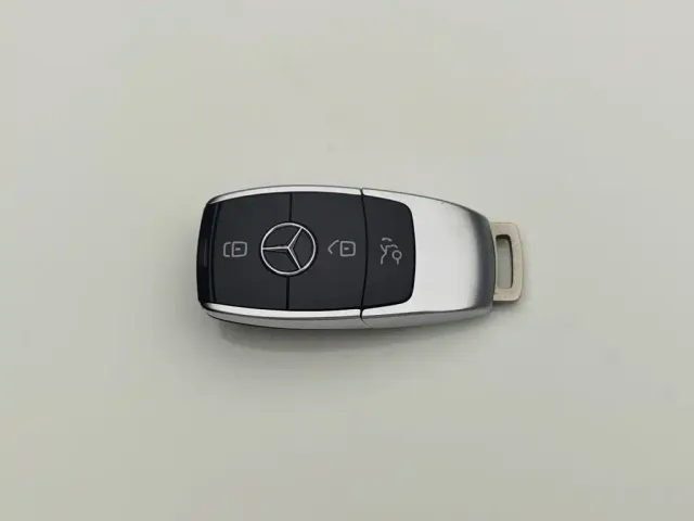 Mercedes-Benz E-Class — Фото автомобиля 19