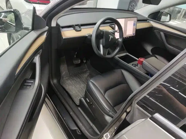 Tesla Model Y — Фото автомобиля 15