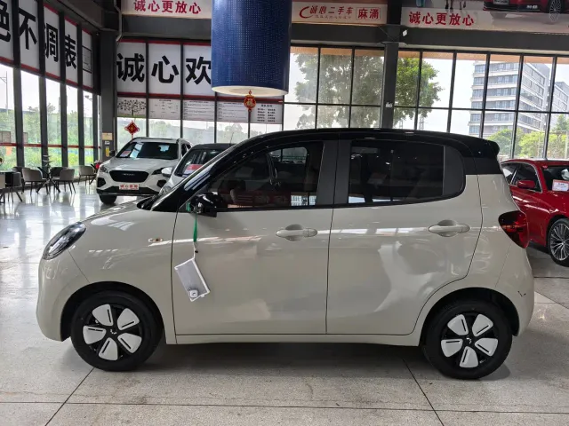 Wuling Motors Hongguang MINIEV 2025 4-Door Premium+ Edition — Фото автомобиля 2