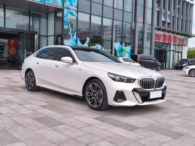 BMW 5 Series — Фото автомобиля 2