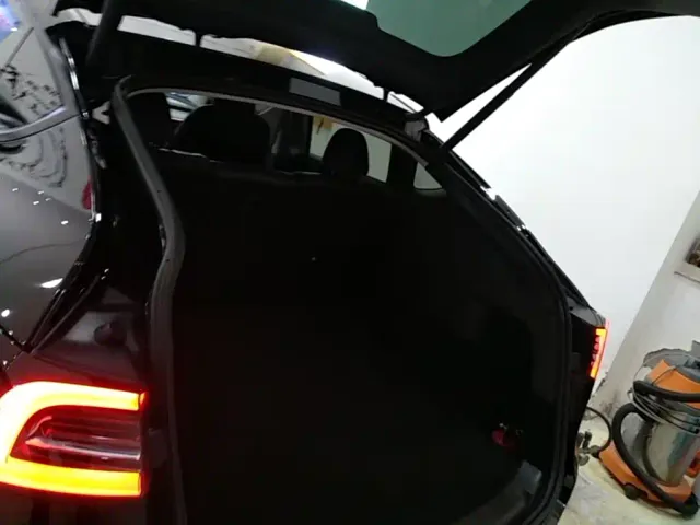 Tesla Model Y — Фото автомобиля 18