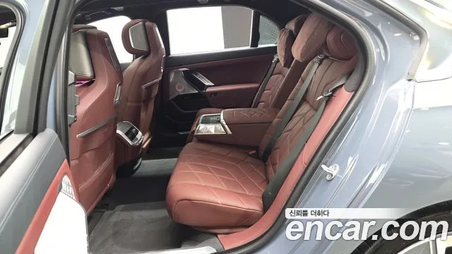 BMW i7 G70 — Фото автомобиля 12