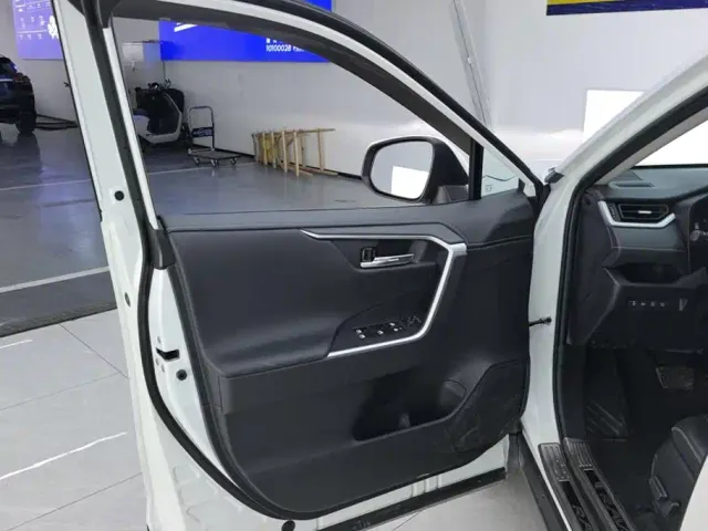 Toyota RAV4 — Фото автомобиля 7