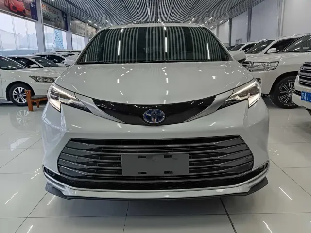 Toyota Sienna — Фото автомобиля 2