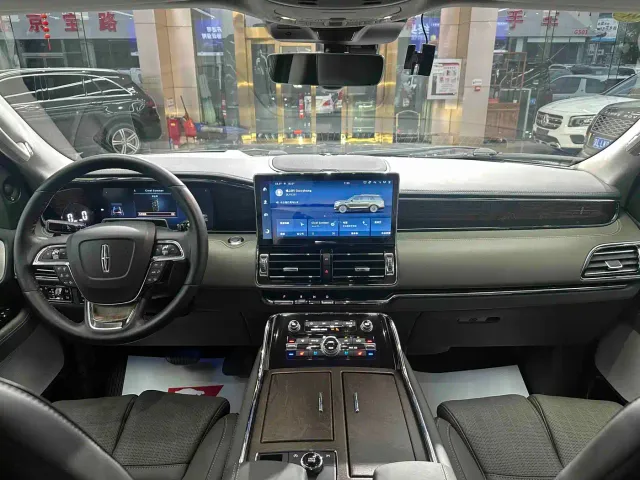 Lincoln Navigator — Фото автомобиля 8