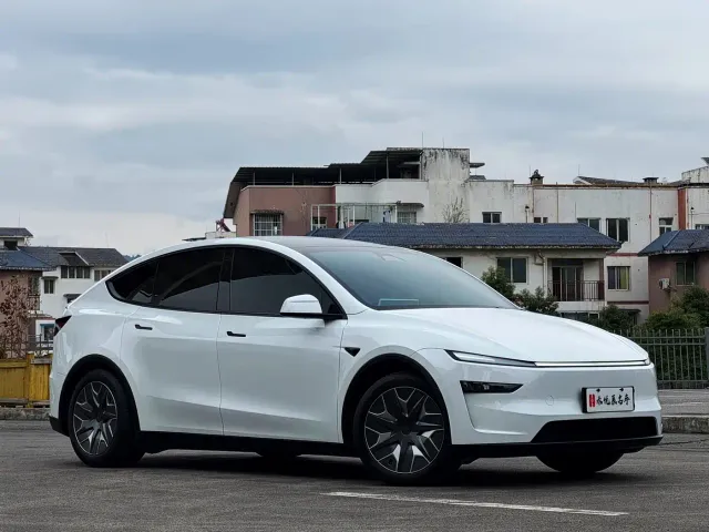 Tesla Model Y L — Фото автомобиля 3