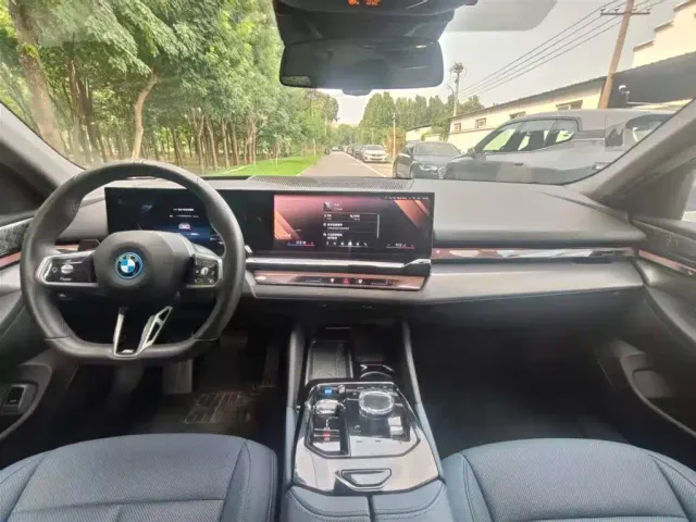 BMW i5 — Фото автомобиля 7