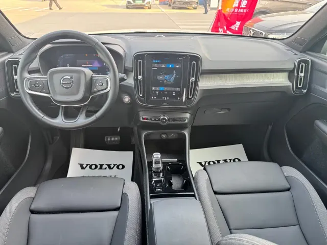 Volvo XC40 — Фото автомобиля 6