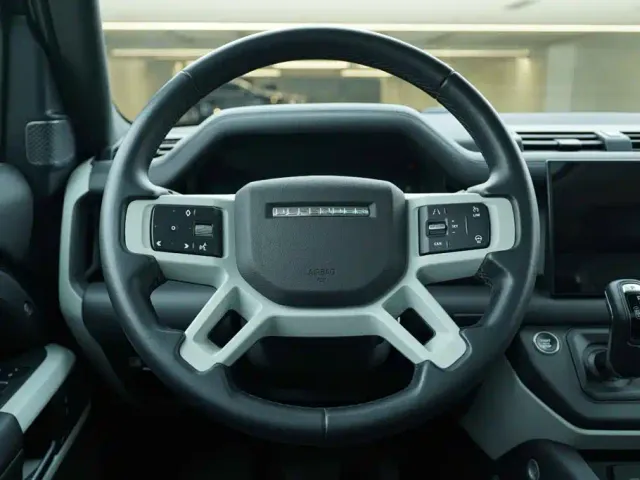 Land Rover Defender — Фото автомобиля 16