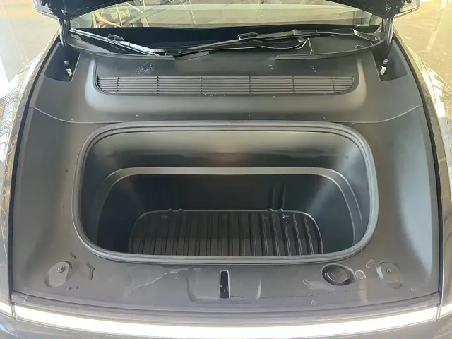 Tesla Model Y — Фото автомобиля 19