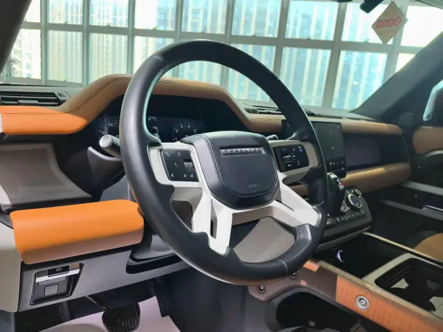 Land Rover Defender — Фото автомобиля 7