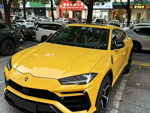 Фотография автомобиля — Lamborghini Urus