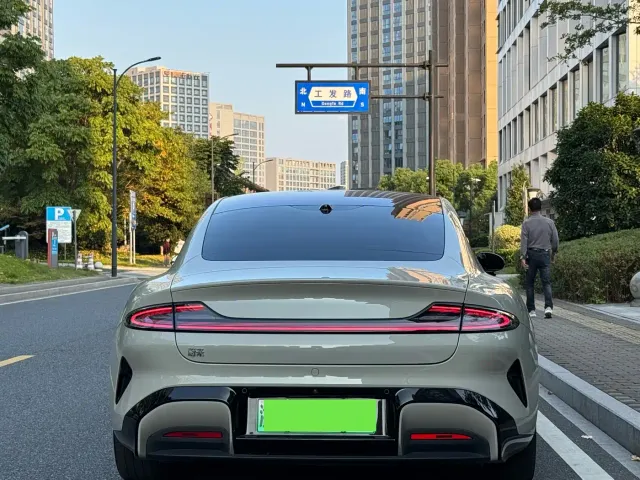Xiaomi SU7 — Фото автомобиля 12