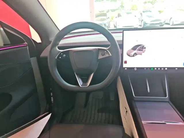 Tesla Model Y L — Фото автомобиля 10
