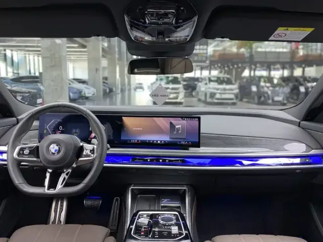 BMW BMW 7 Series 2023 740Li Exclusive M Sport Package — Фото автомобиля 12