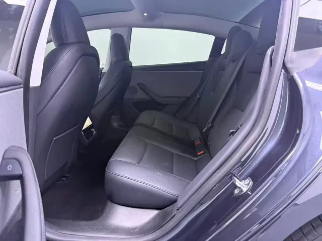 Tesla Model 3 — Фото автомобиля 10